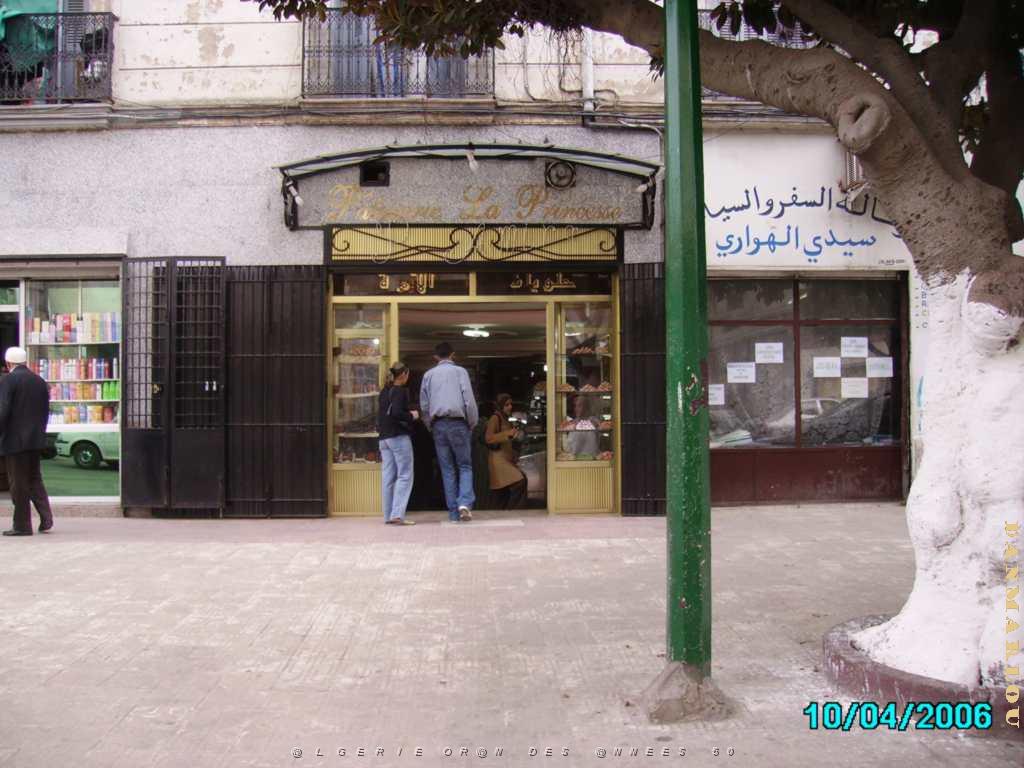 ORAN  CHEZ PAQUITO LE MARCHAND DE GLACE PLACE H GIRAUD.JPG